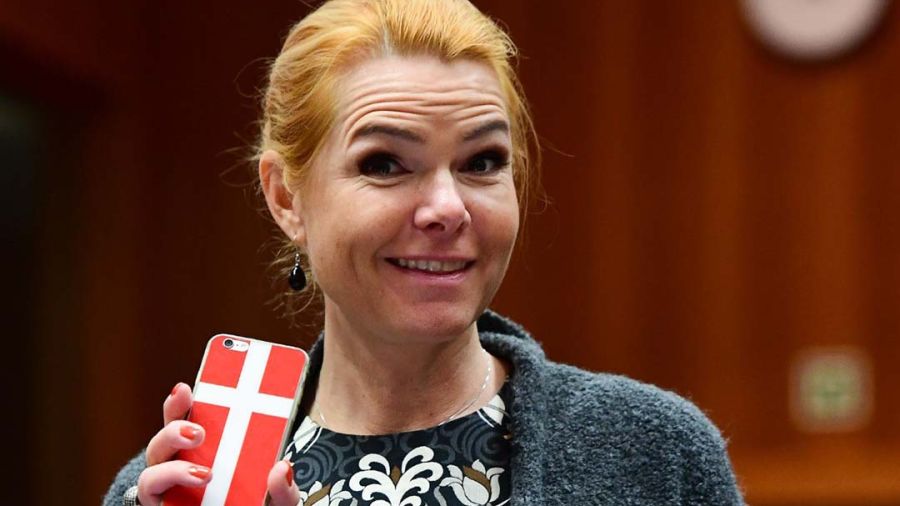 Condamnée, l'ex-ministre danoise de l'immigration bannie du Parlement