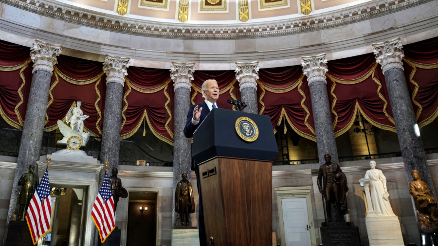Assaut du Capitole: Biden défend avec une gravité inédite la démocratie