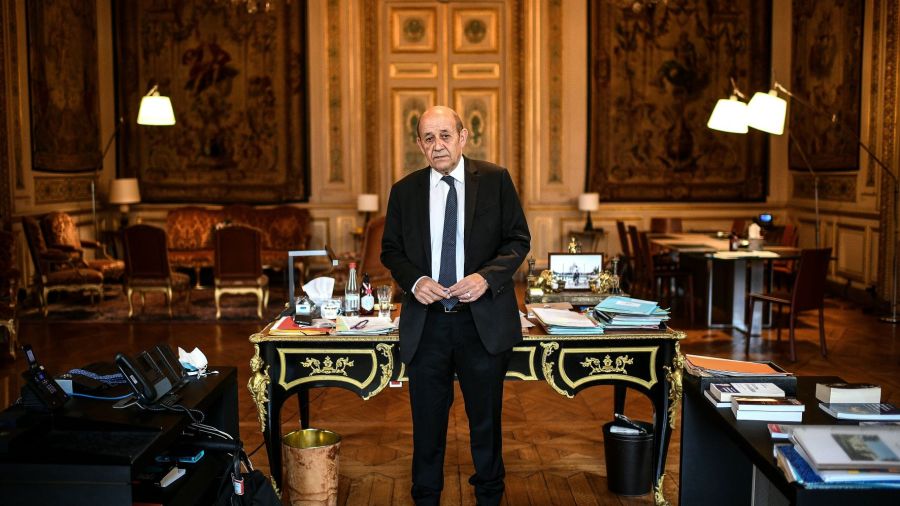 Le Drian: Les Russes tentent d'imposer un \