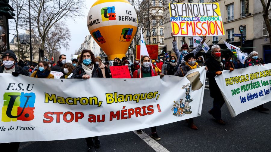 Macron face à une grève des enseignants, ses rivaux de gauche se déchaînent