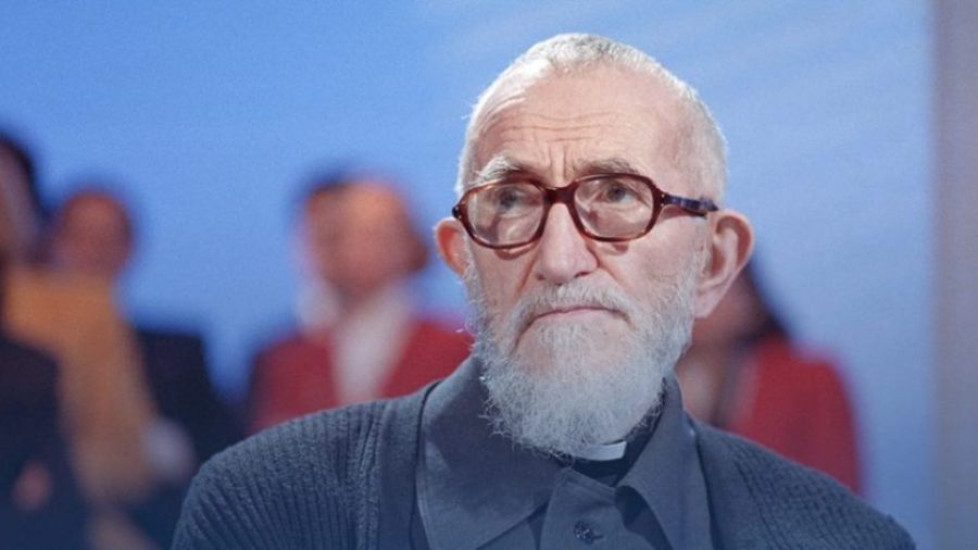 L'affaire Abbé Pierre: l'Église de France poussée à réagir