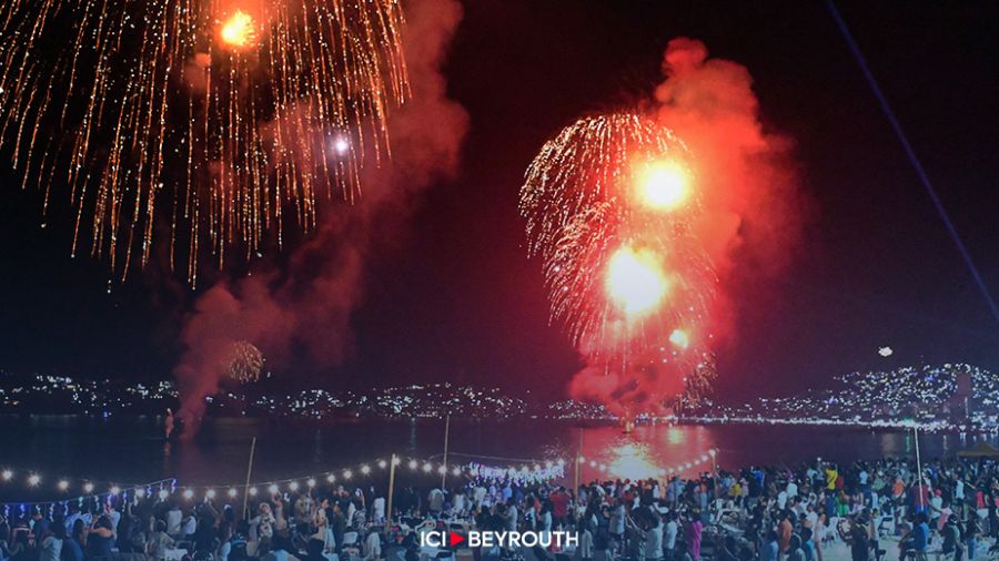 Le monde célèbre 2024 dans la fête et les conflits