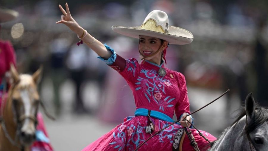 Mexique: un défilé militaire haut en couleur