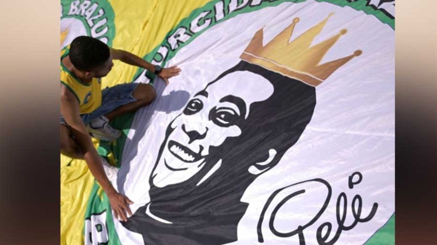 Les Brésiliens font leurs adieux au légendaire footballeur Pelé