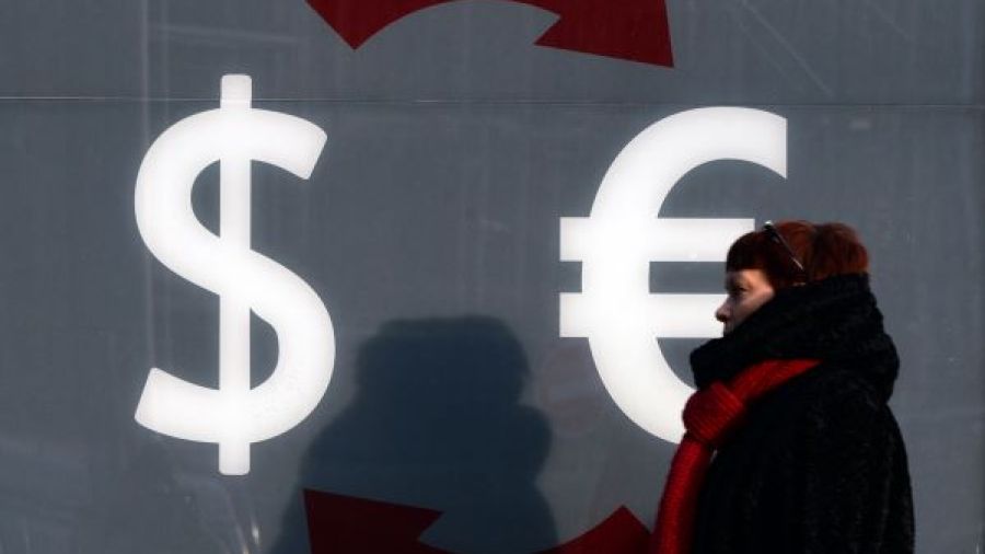 Chute record de l'euro face au dollar