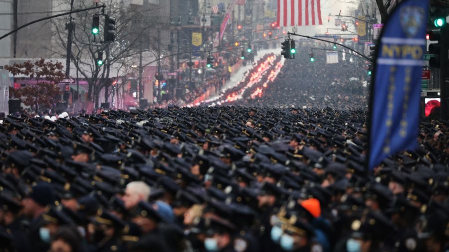 New York rend un hommage impressionnant à son jeune policier