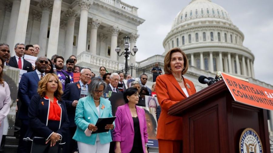 Nancy Pelosi échappe à une attaque à son domicile