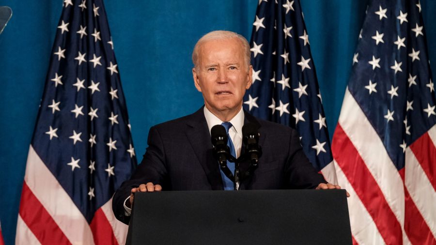 Biden vent debout contre les complotistes