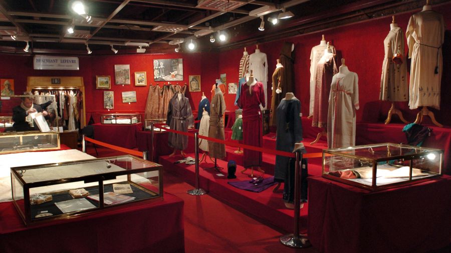 À Paris, plongée dans l'univers du couturier Paul Poiret, libérateur du corps des femmes