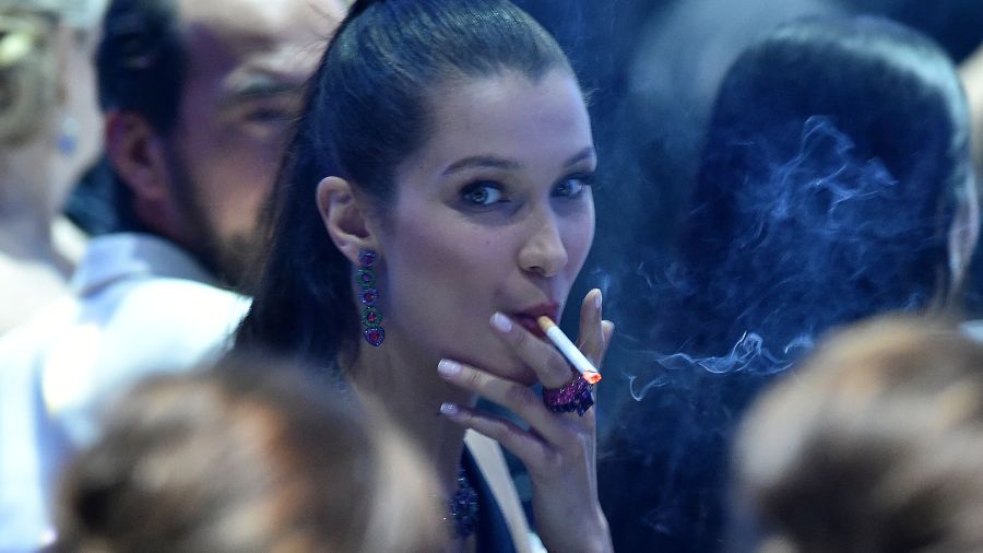 Mode, cinéma, musique... Le retour du tabac «glamour» inquiète
