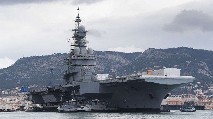 Ravitailler le porte-avions Charles-de-Gaulle et son escorte, un défi logistique
