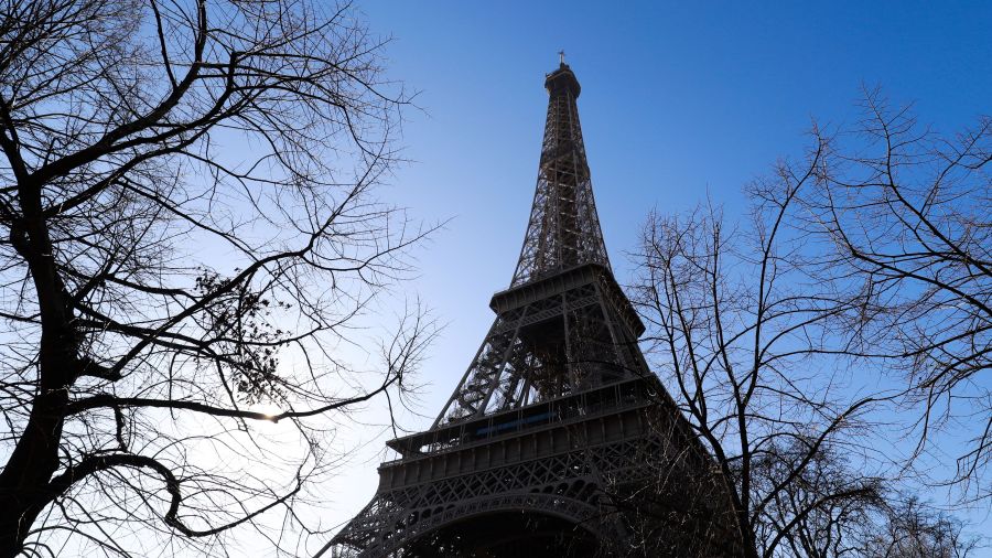 Un drapeau palestinien déployé sur la tour Eiffel à Paris, six interpellations