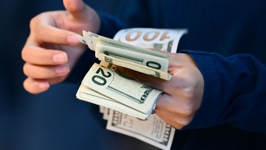 Le dollar grimpe face aux avertissements du patron de la Fed sur l'inflation
