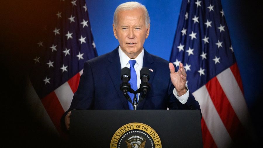 Entre deux lapsus, Biden défend sa candidature