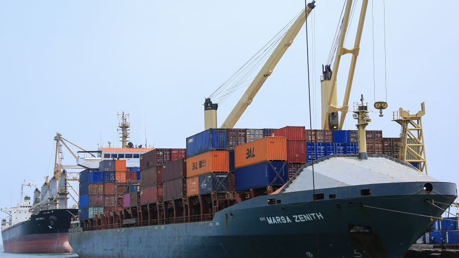Yémen: le cargo attaqué lundi en mer Rouge «toujours encerclé» par des assaillants (agence maritime)