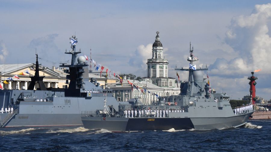 Nuées de drones d'attaque ukrainiens et russes, des navires russes ciblés
