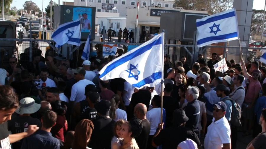 Des émeutiers d'extrême droite investissent deux bases israéliennes