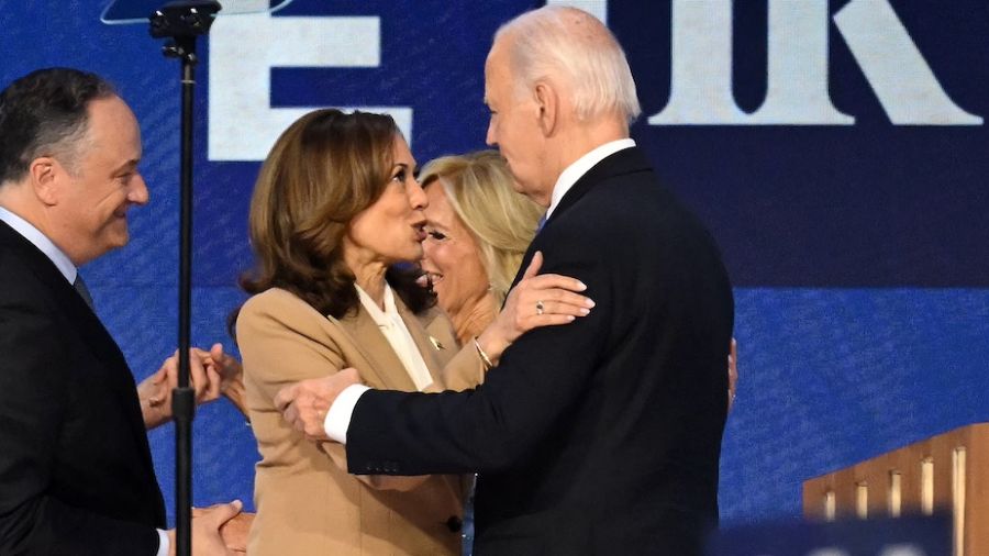 À la convention démocrate, Biden passe le flambeau à Harris