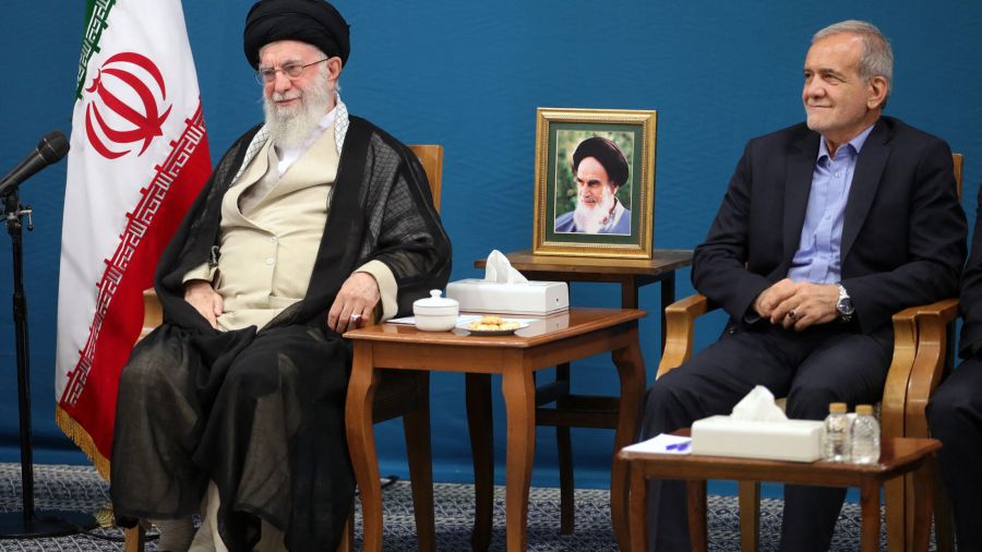 Pezeshkian prévient qu'une attaque contre Khamenei serait une déclaration de guerre
