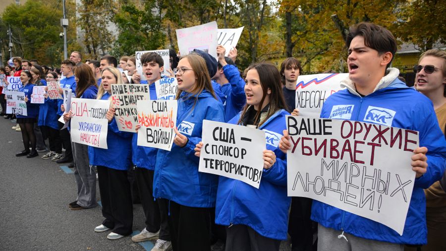 Au lendemain du discours menaçant de Poutine, des Moscovites pro-Kremlin confiants!
