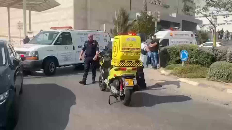Israël: une femme tuée et dix blessés dans une attaque armée à Beersheva