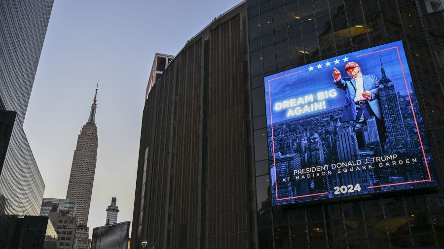 Trump veut remplir le Madison Square Garden, Harris ratisse Philadelphie