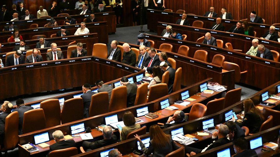 Le Parlement israélien adopte une loi permettant d'expulser à Gaza les familles de \