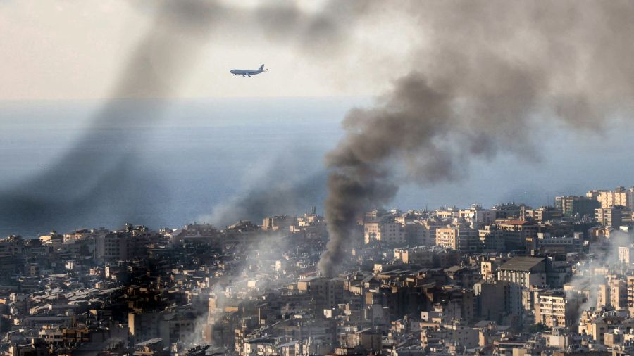 À l'aéroport de Beyrouth, les avions décollent et atterrissent malgré les bombardements israéliens