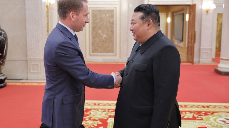 Kim Jung Un rencontre un ministre russe à Pyongyang