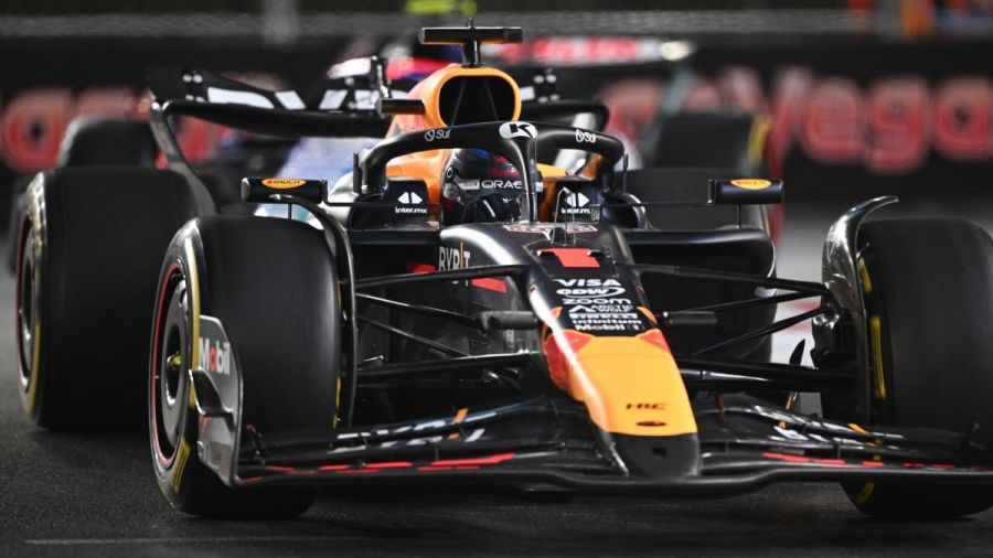 F1: dans les rues de Las Vegas, Lewis Hamilton marque son territoire en essais