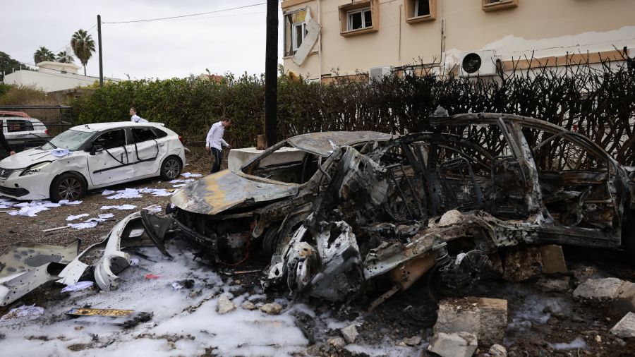 Pluie de projectiles sur Tel-Aviv, qui menace les “actifs” du gouvernement libanais