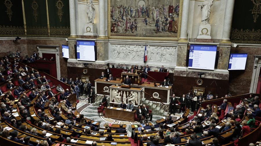 France: le Premier ministre fait passer en force une loi et s'expose à une motion de censure