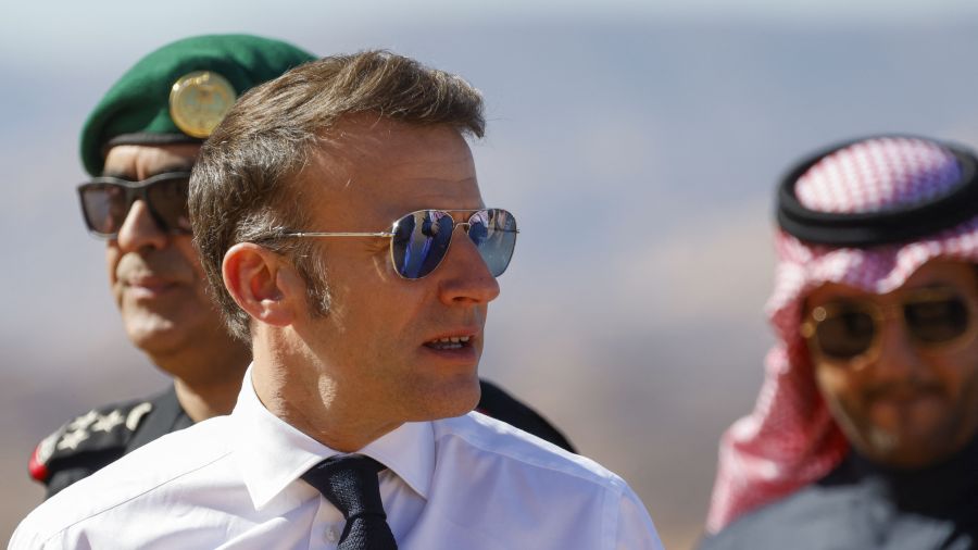 A 4.000 km de la crise française, Macron en Arabie, comme si de rien n'était