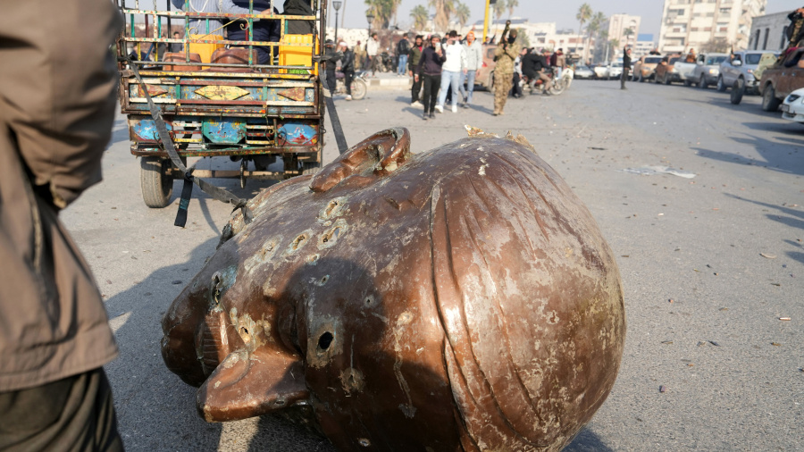 En Syrie, une statue de l'ex-président Hafez al-Assad renversée