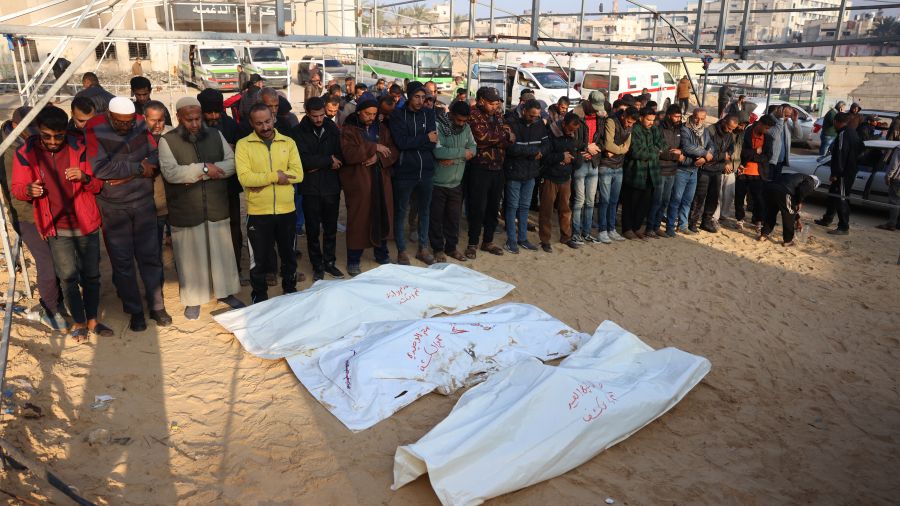 Frappes israéliennes à Gaza: plus de 67 morts, dont des enfants et des agents d’aide humanitaire