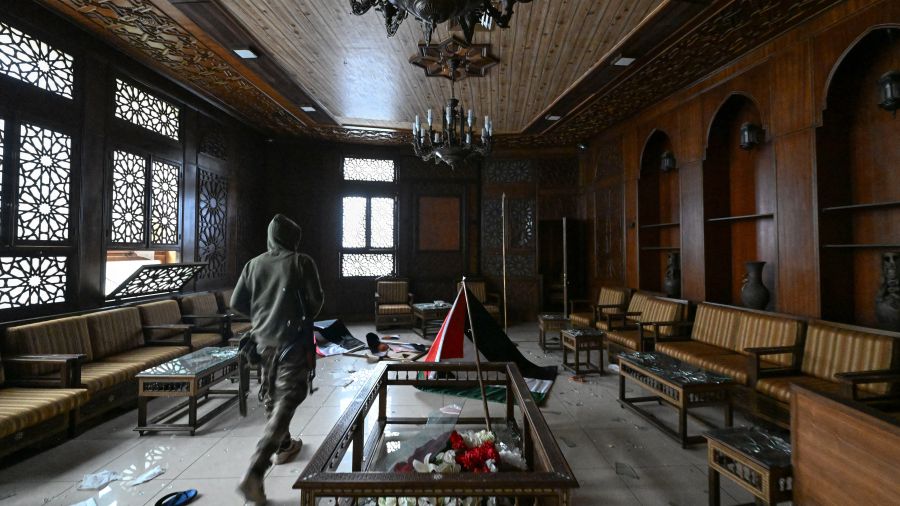 À  Damas, des anciens militants du Baas remettent leurs armes