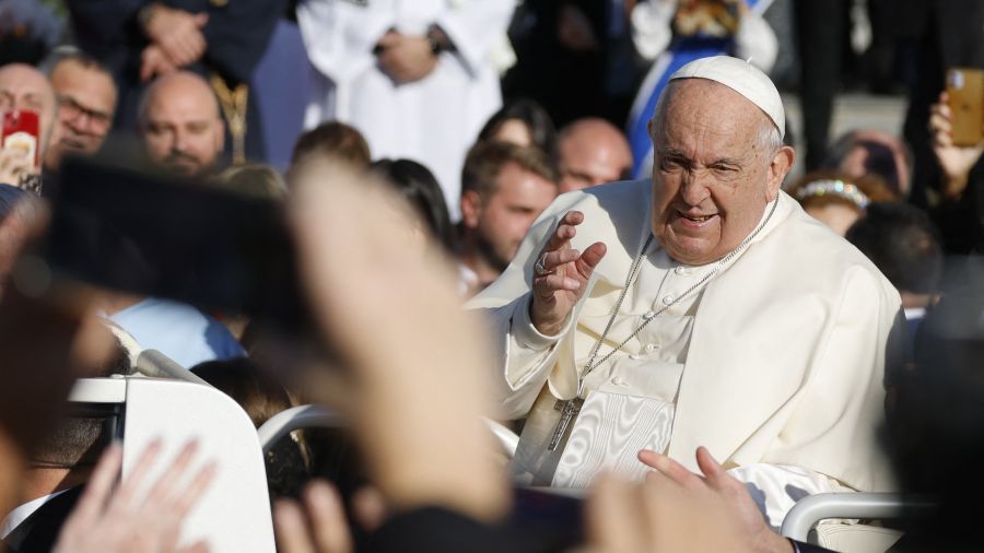En Corse, le pape plaide pour une laïcité \