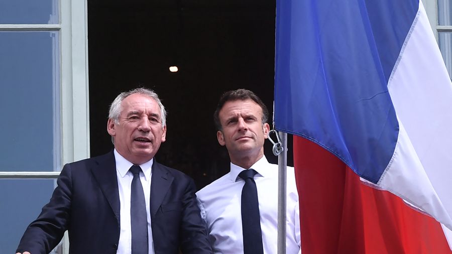 Bayrou sous pression, réunion au sommet à Matignon