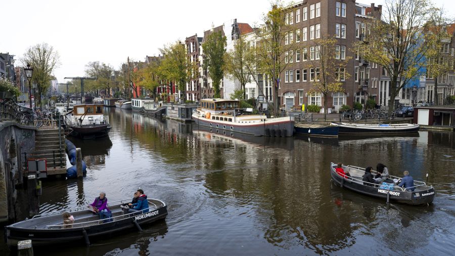 Les panneaux solaires s'invitent dans le paysage typique d'Amsterdam