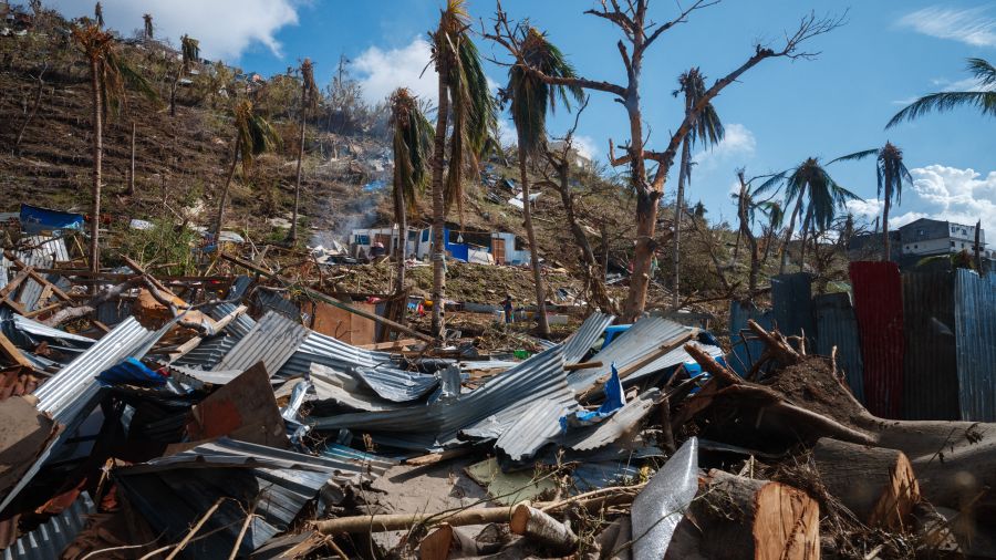 Mayotte a passé une première nuit sous couvre-feu, Macron attendu sur place jeudi