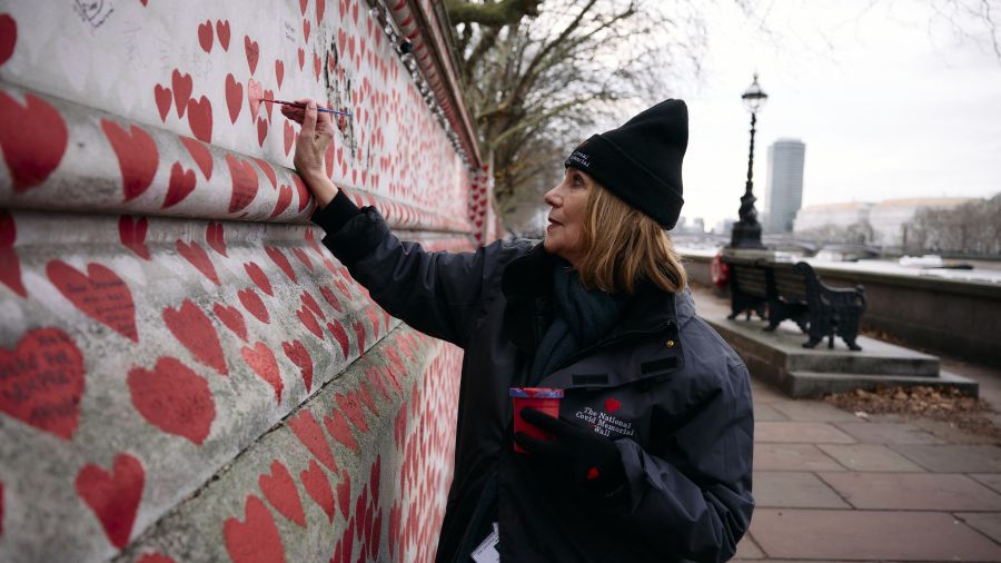 À Londres, un mur du souvenir pour les victimes du Covid s'illumine à Noël