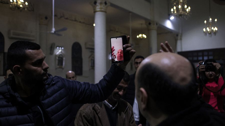 “Il n’a jamais oublié Gaza”: émotion des catholiques palestiniens après le décès du pape François