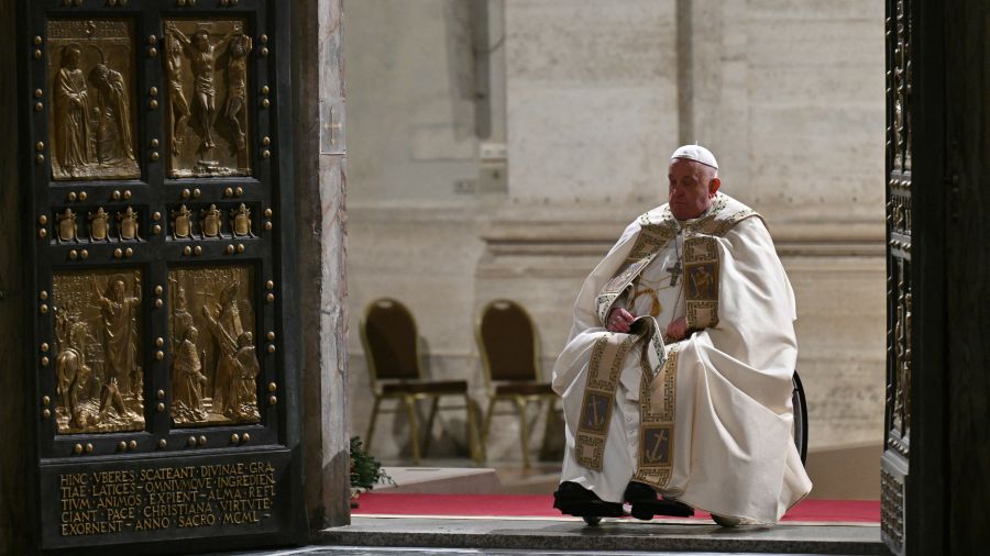 Le pape François reste dans un état critique mais en \