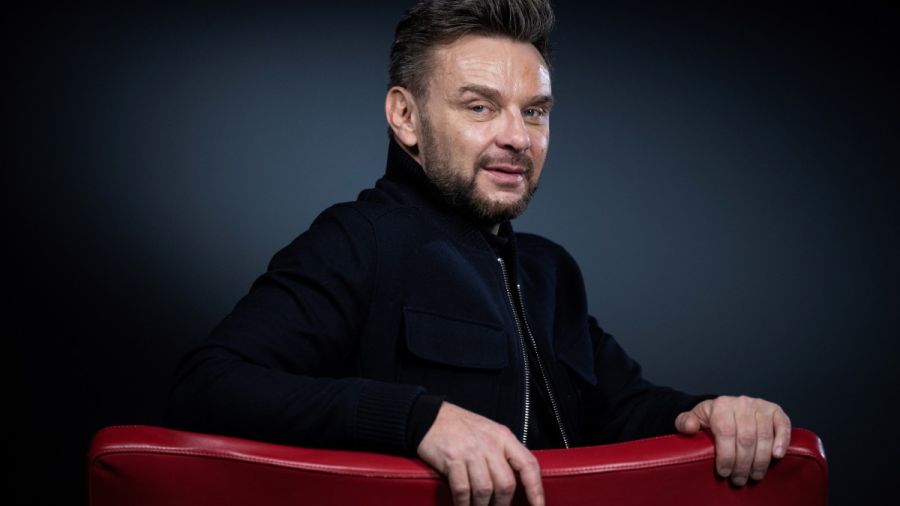  JeanFi Janssens: de steward à humoriste populaire, histoire d’une ascension 