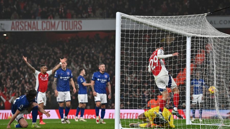 Foot: Arsenal bat Ipswich et devient le dauphin de Liverpool