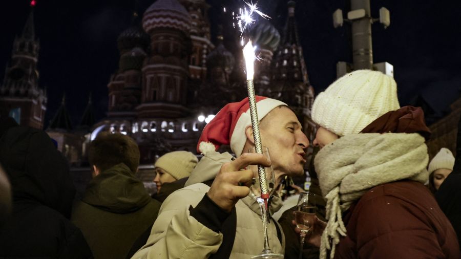 Nouvel An à Moscou: Espoirs de paix mais soutien à Poutine