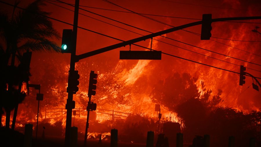 Un incendie intense provoque des milliers d'évacuations aux portes de Los Angeles