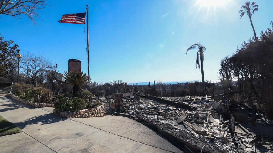 Pas de répit dans les incendies à Los Angeles, où le vent souffle