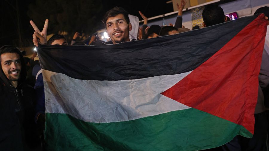 Des milliers de Palestiniens exultent à travers la bande de Gaza à l'annonce d'une trêve
