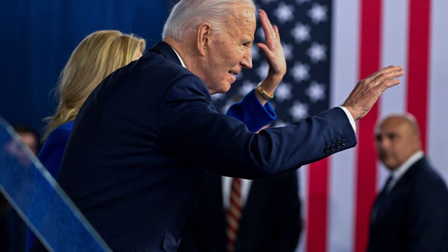 Biden gracie préventivement des cibles de Trump, dont cinq membres de sa famille